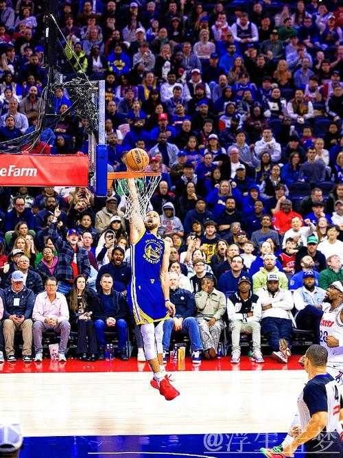 库里从中路突破上篮，打板得手。